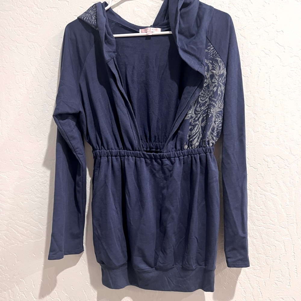 Lightly used Romeo & Juliet hooded top size L in women’s.